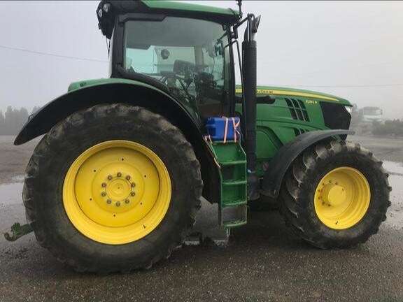 Kolový traktor JOHN DEERE 6210R