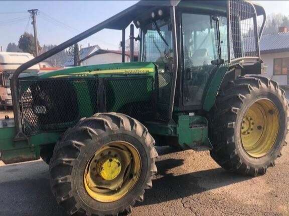 Kolový traktor JOHN DEERE 6820