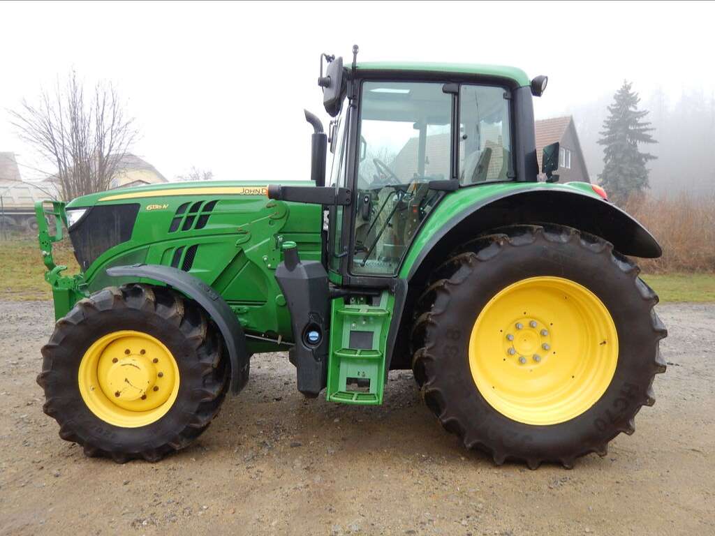 Kolový traktor JOHN DEERE 6135 M